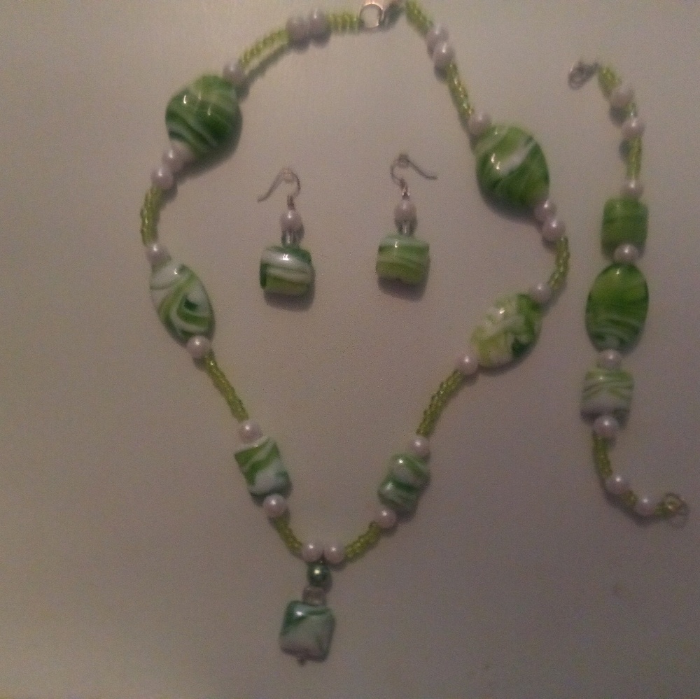 3pc Jewelry Set incl Necklace, bracelet & earrings